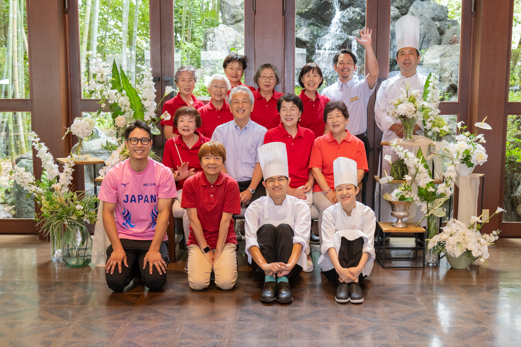 会場スタッフや料理シェフそして主催者の皆さんが集まって撮影された写真