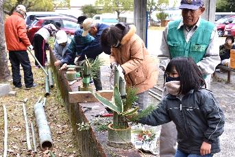 参加者それぞれが門松を飾り付けている写真