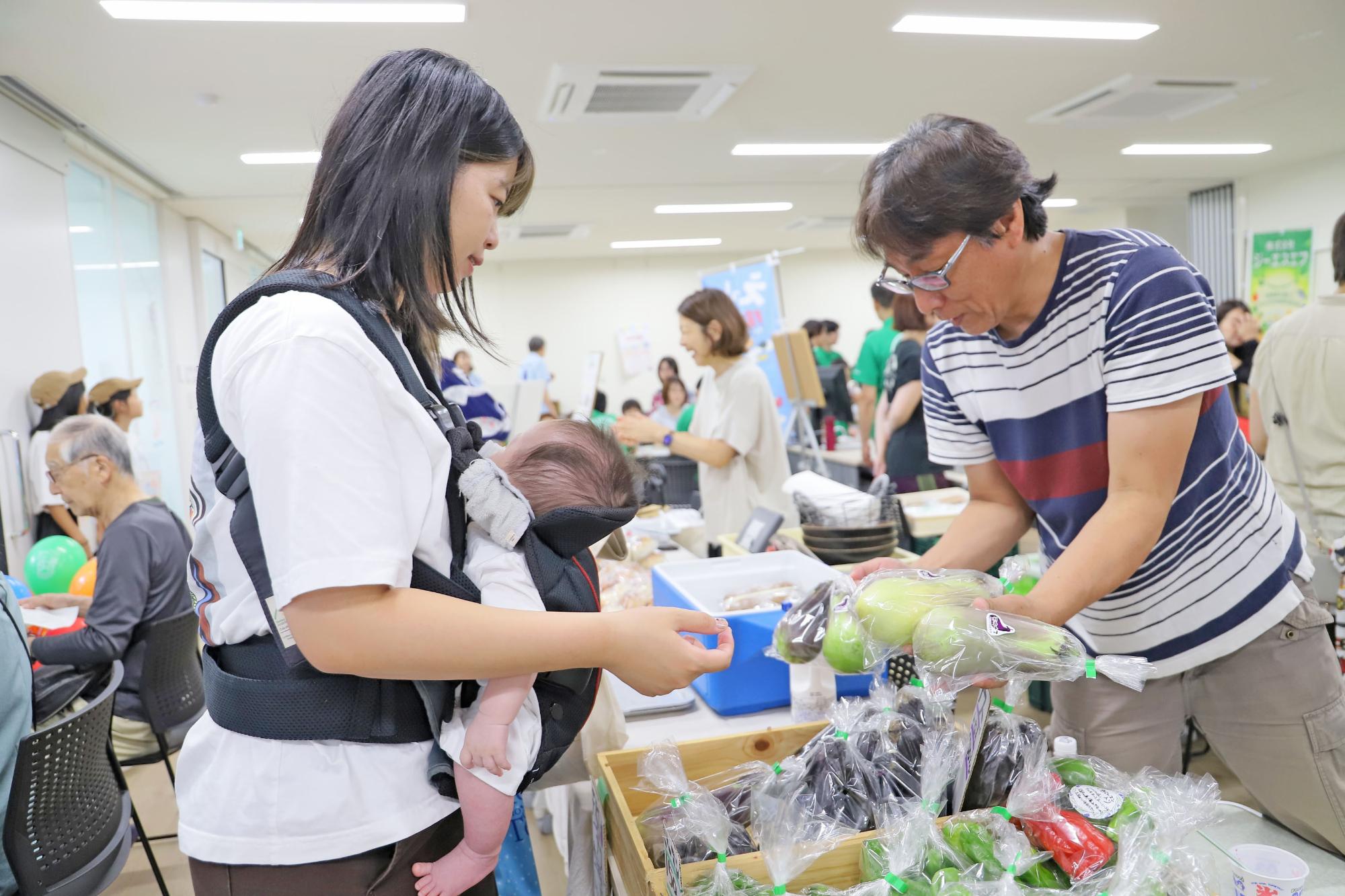 野菜を購入する参加者の写真