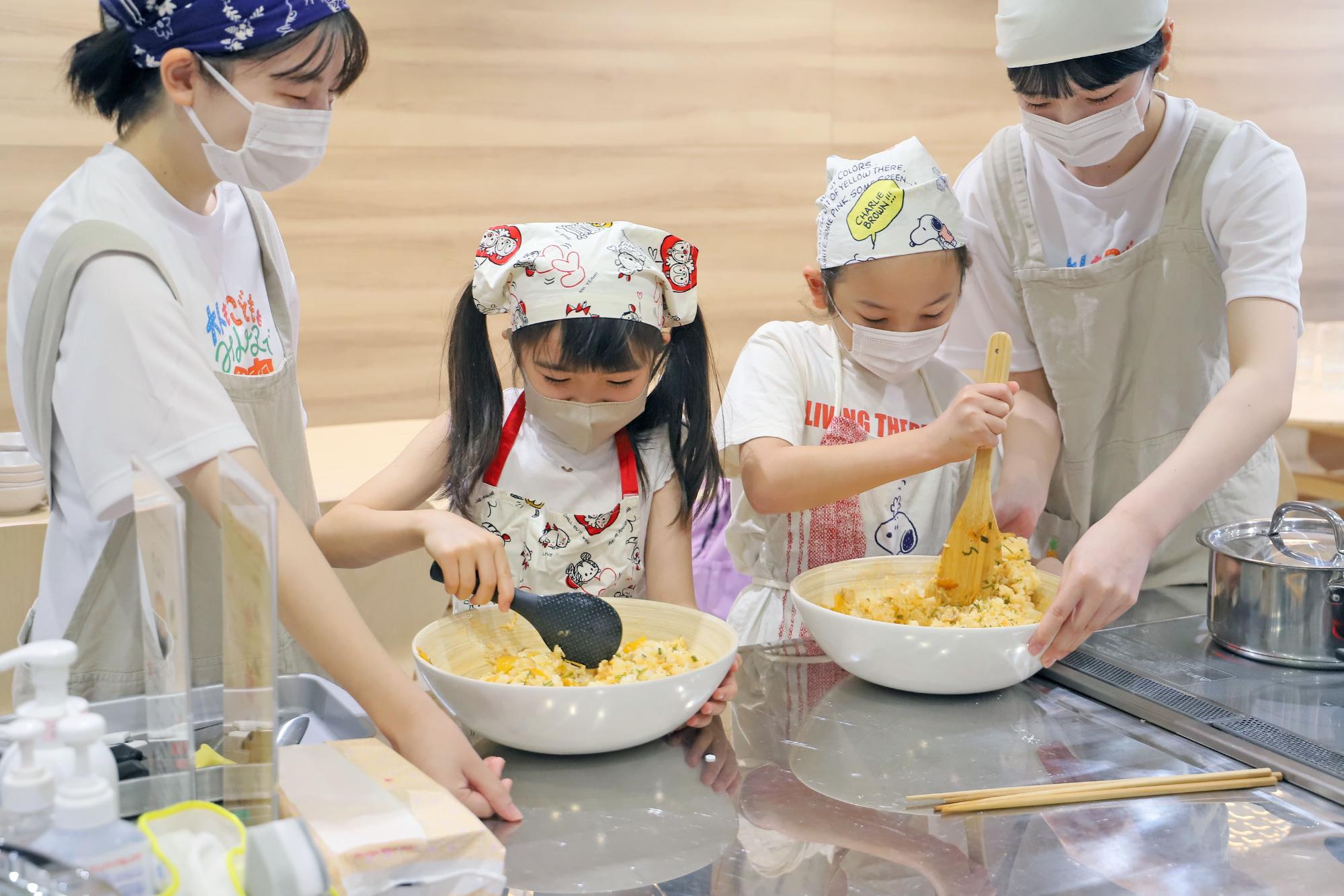 ボウルの中で食材をかき混ぜる参加者の写真