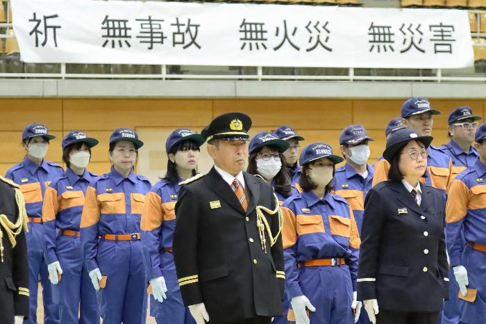 整列する女性消防団員の写真