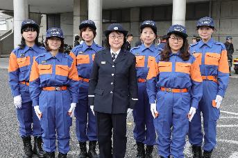 記念撮影する女性消防団員の写真