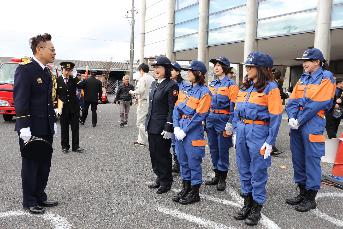 市長と談笑する女性消防団員の写真