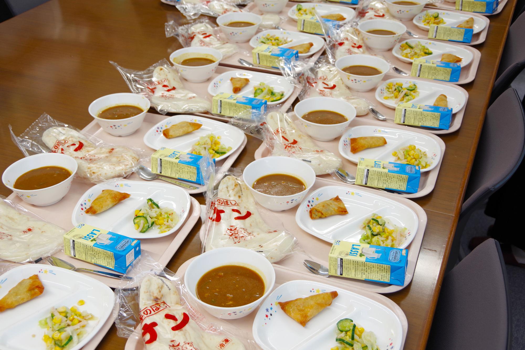 盛り付けられた給食の写真