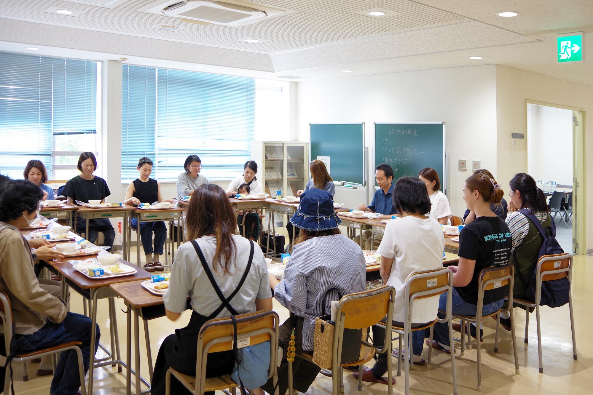 食事開始を待つ参加者たちの様子の写真