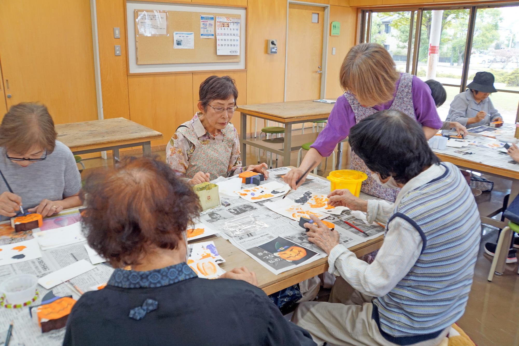講師に色の付け方を教わる参加者の様子の写真