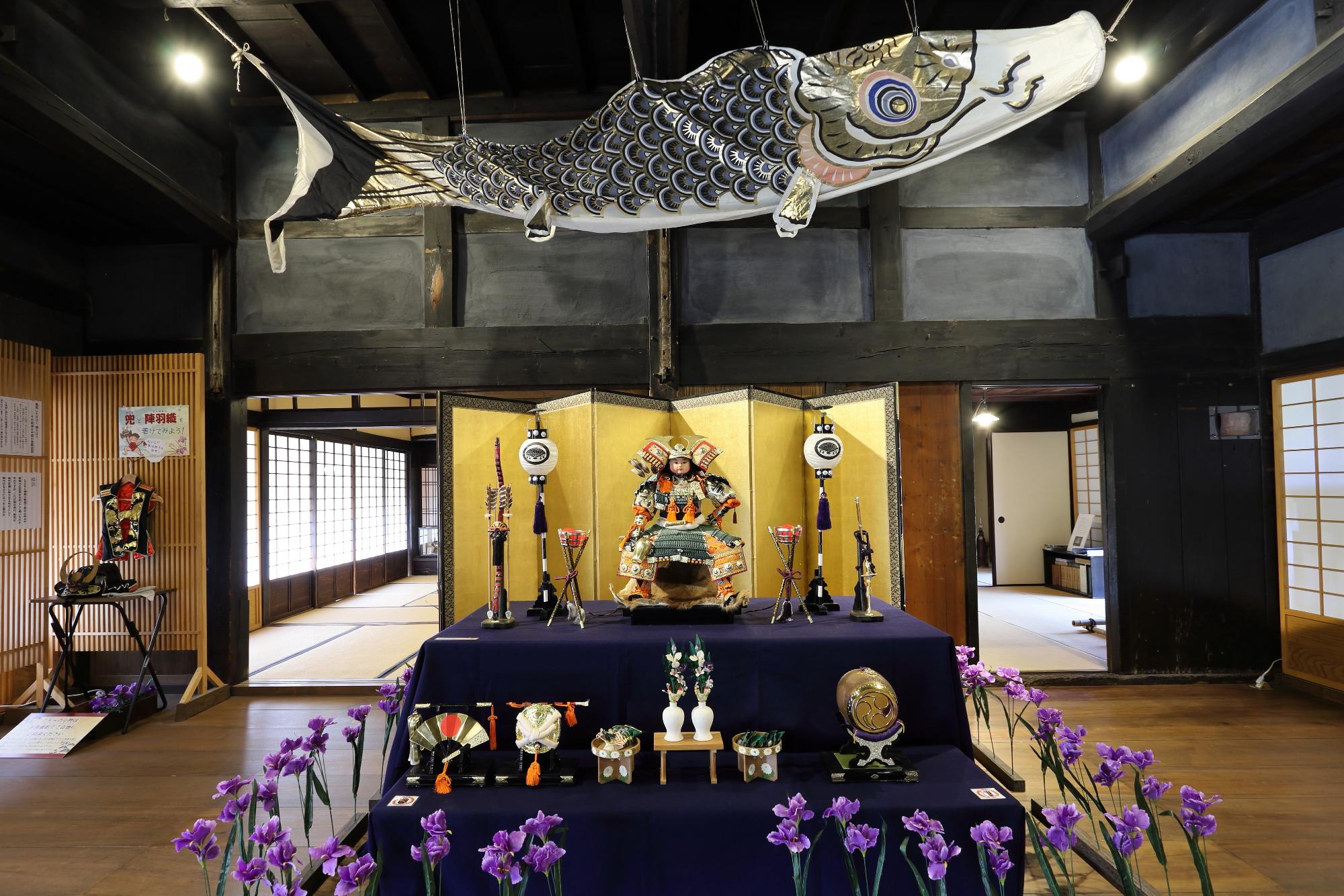 こいのぼりが天井からつるされている旧市川家屋内に立派な五月人形が飾られている写真