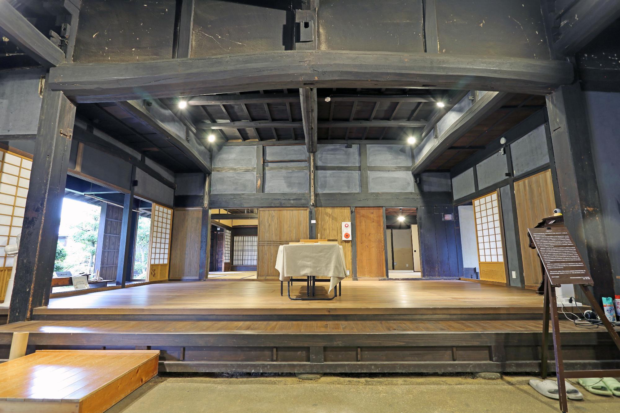 旧市川家住宅の板の間と呼ばれる部屋の写真