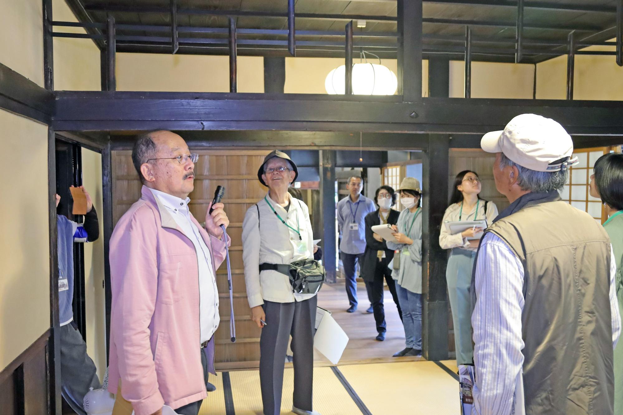 講師が旧市川家住宅の部屋の中で参加者に解説を行う写真