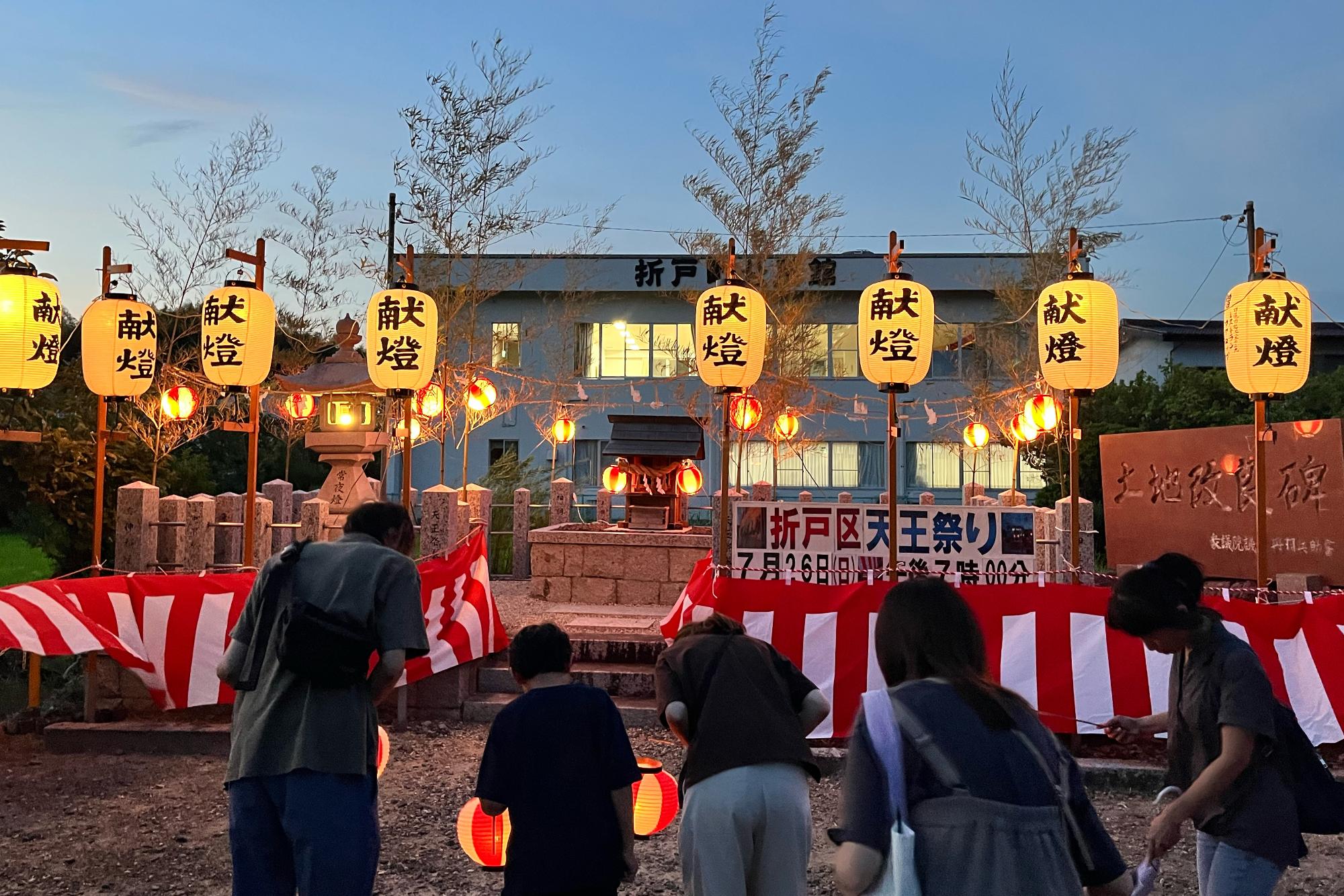 天王社で一礼している参加者の写真