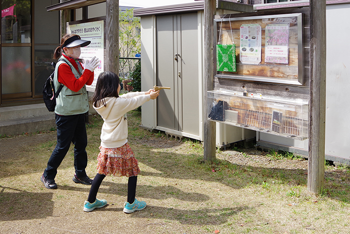 ゴム鉄砲で遊ぶ子どもの写真