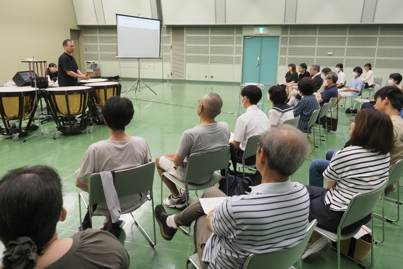 参加者に解説を行う講師の写真