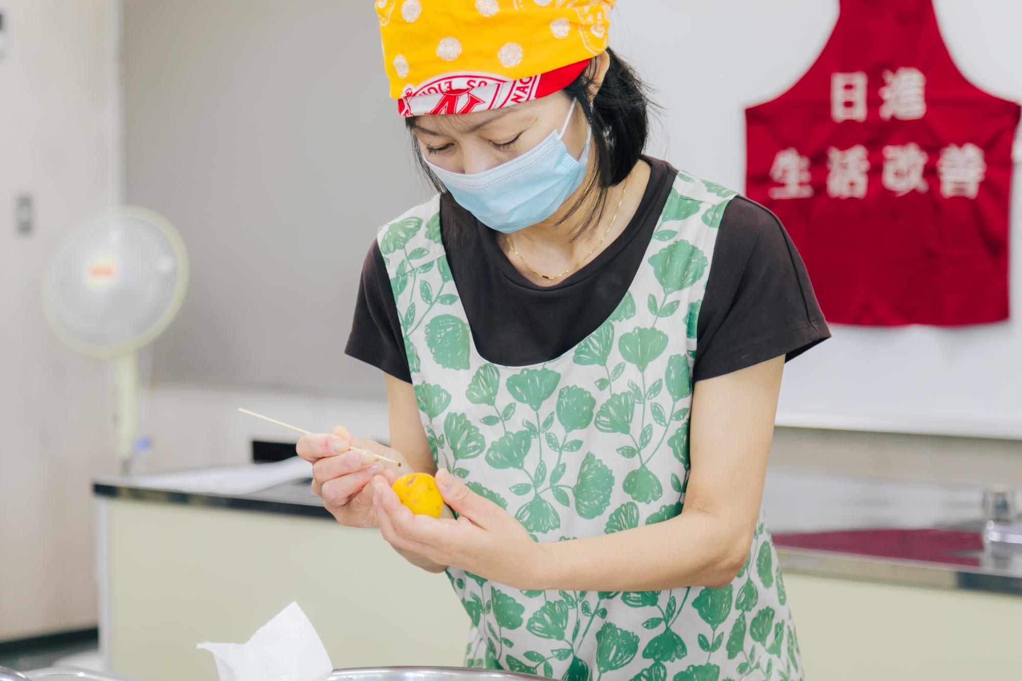 ヘタ取り作業を行っている写真