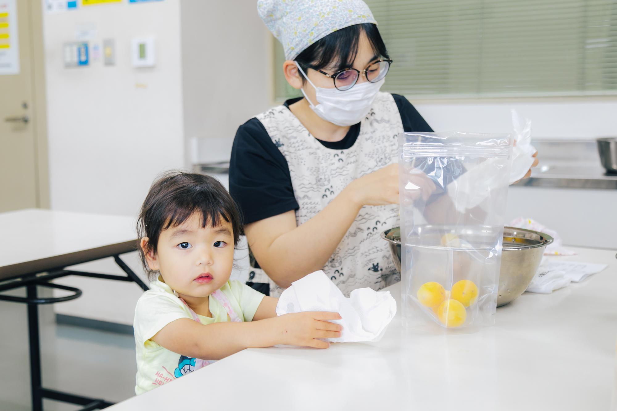 参加者のこどもと親が一緒に作業している写真