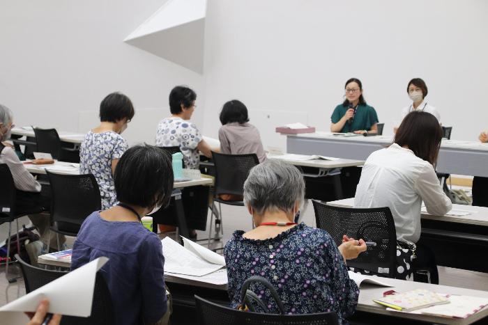 質疑応答を行う交流会参加者の写真