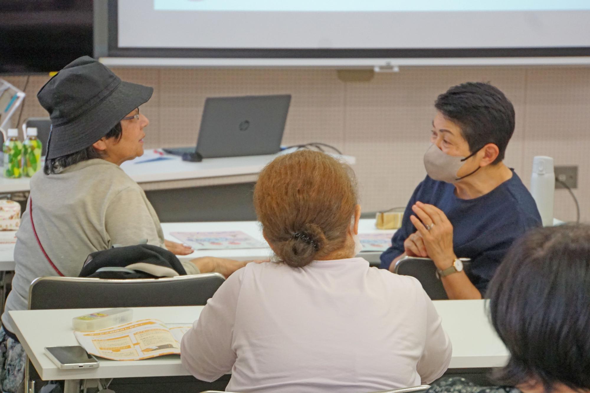 意見を交わしあう参加者たちの写真