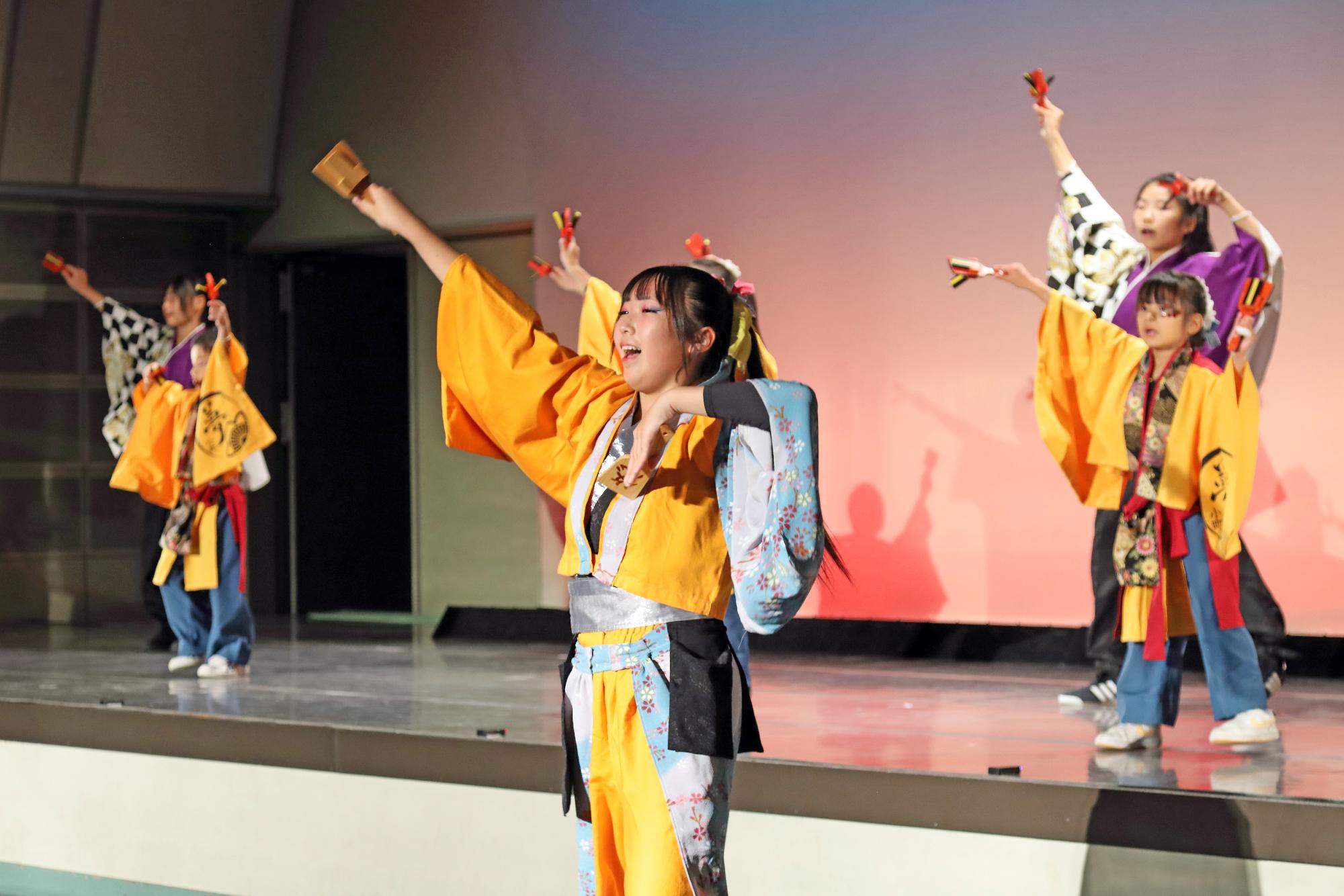 鳴子踊りを披露するこどもたちの写真