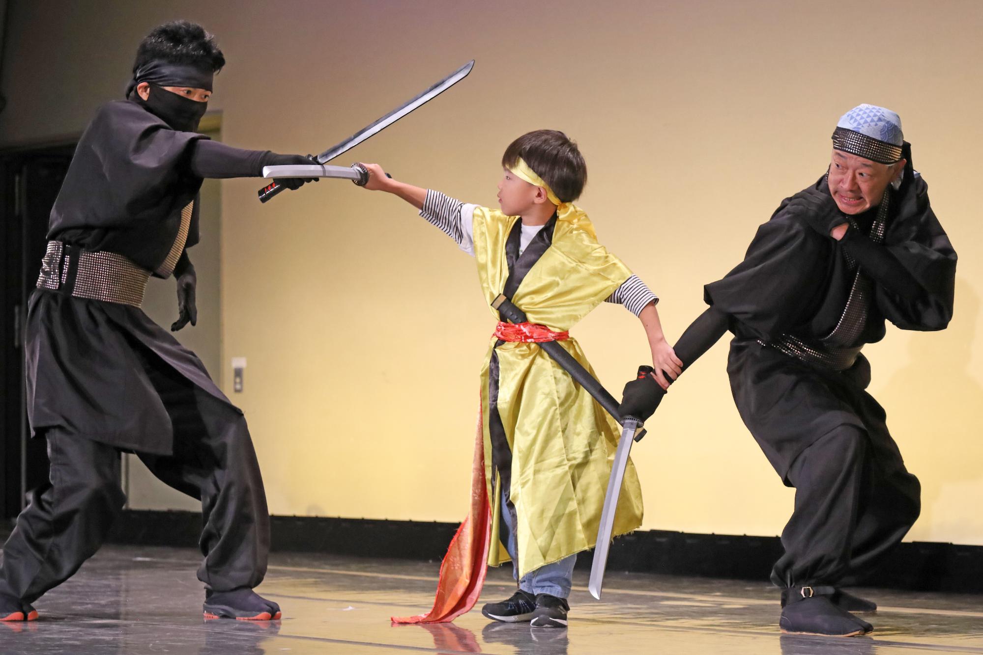 ステージ上で殺陣を披露するこどもの写真
