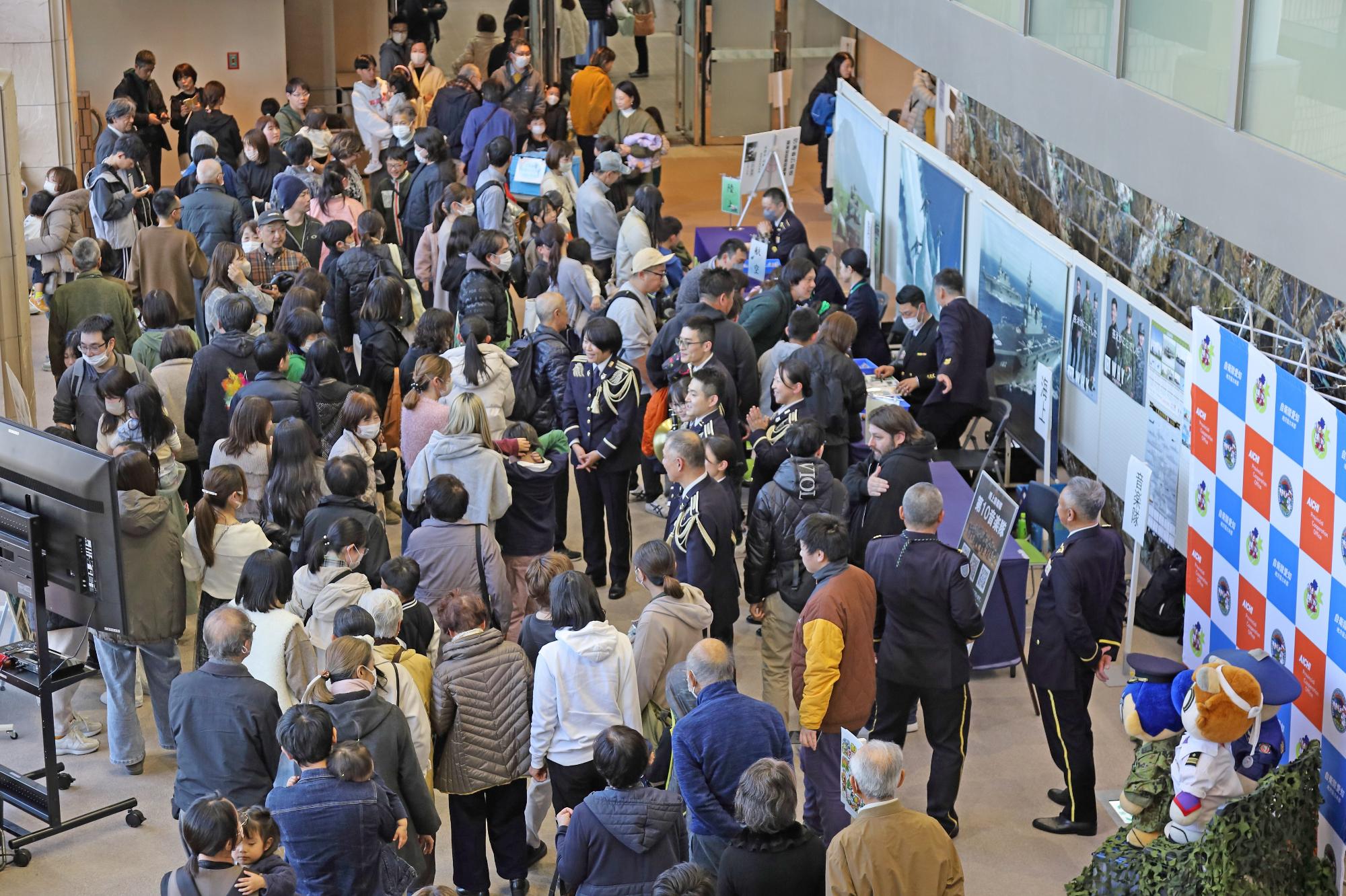 会場いっぱいの参加者の写真