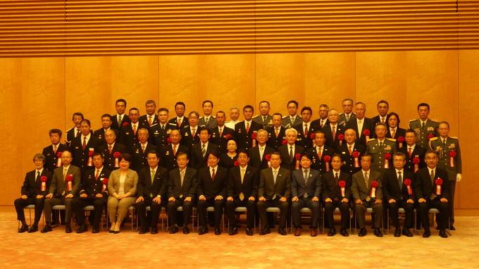 安倍総理を真ん中に、受賞者全員の集合写真