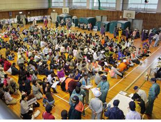 前夜から降り続いた強雨のため実災害さながらの体育館での避難訓練の様子の写真