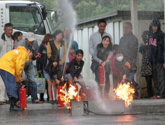 消火器の取り扱い体験をする人達の写真