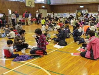 炊き出しをうける避難者の写真