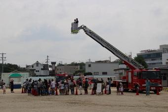 はしご車体験にできた長蛇の列の写真