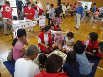 西小学校区防災訓練で行われた「いえまですごろく」をしている様子の写真