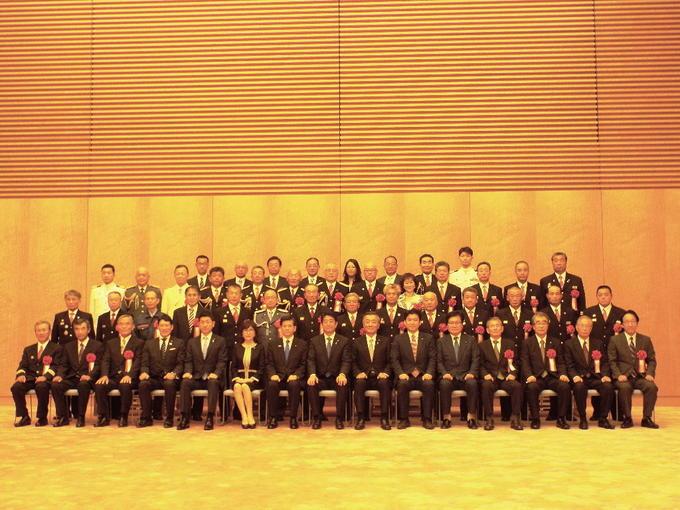 安倍晋三内閣総理大臣を真ん中にした受賞者全員の集合写真