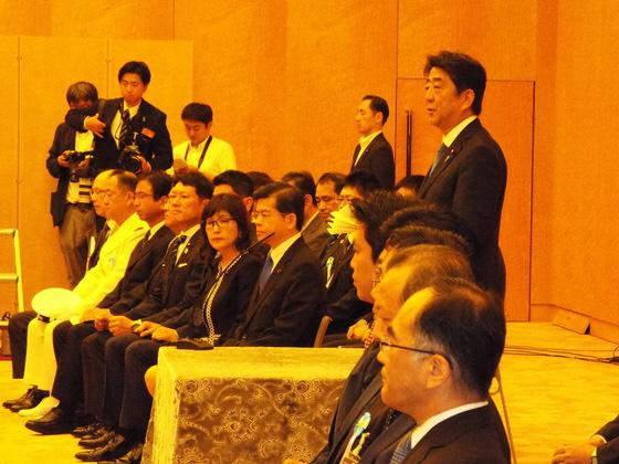 表彰にて挨拶する安倍晋三内閣総理大臣の写真