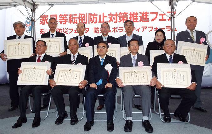 表彰状を持つ平成27年度受賞者の皆さんと大村愛知県知事の集合写真