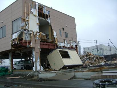 津波による被害で、壁の剥がれ落ちた家屋の写真