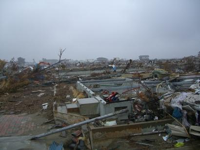 仙台市内の津波の被害を受け物が散乱している被害地域の写真
