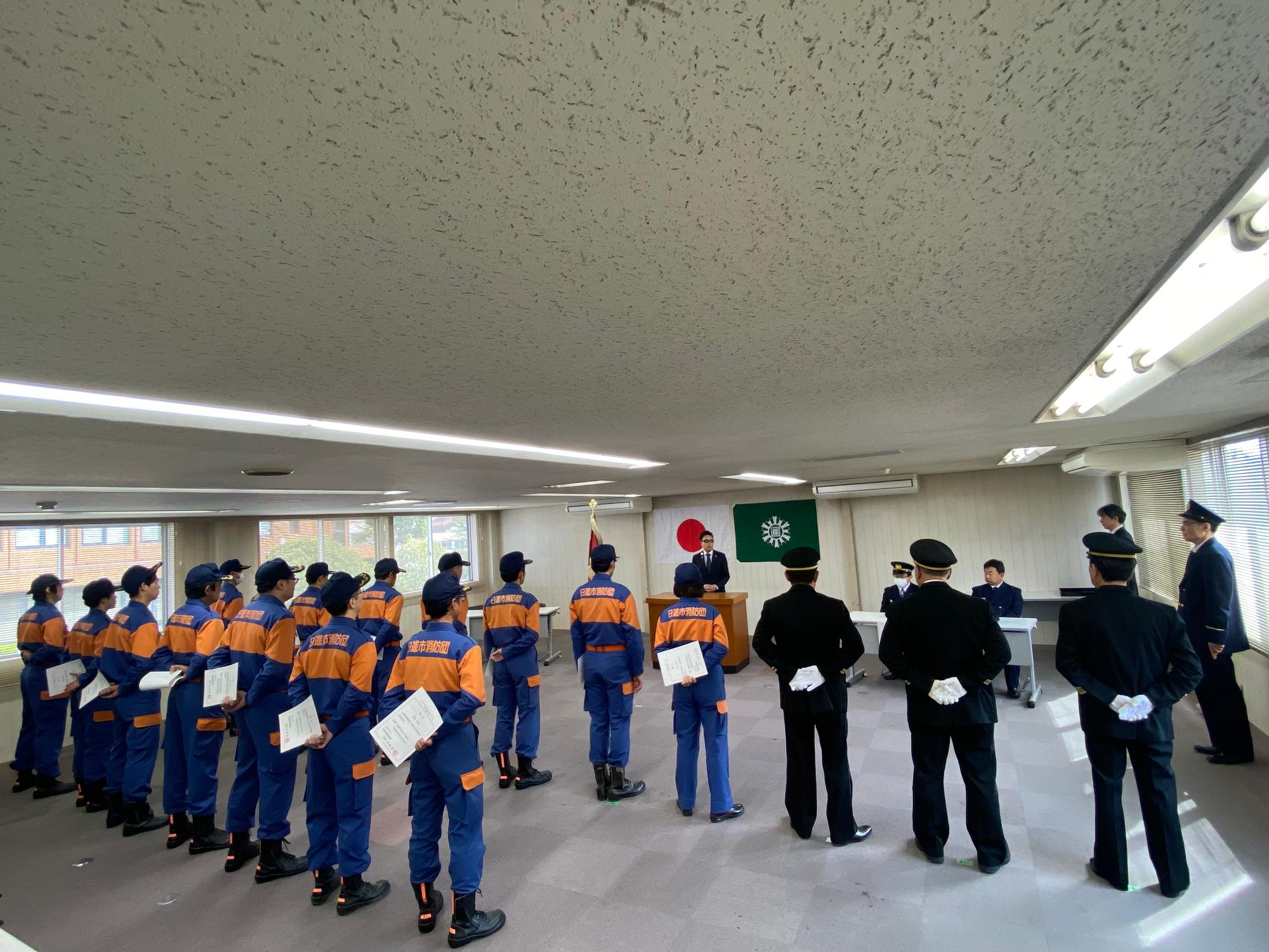 20250330_日進市消防団辞令交付式で訓示をする近藤市長