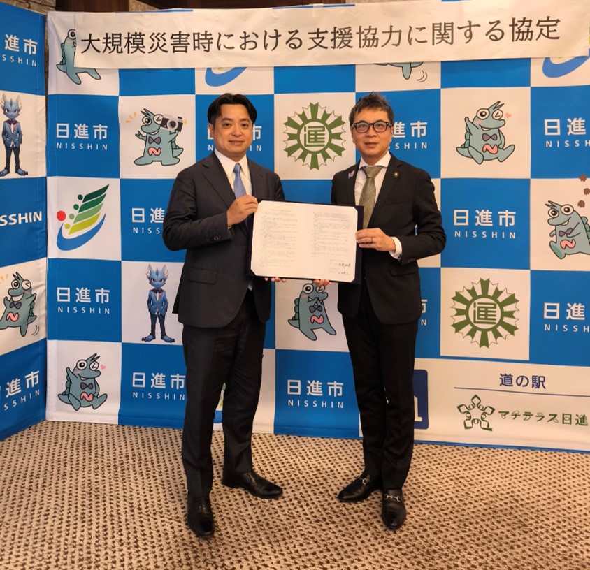 左から順に、代表取締役社長 山田豊久様、近藤市長