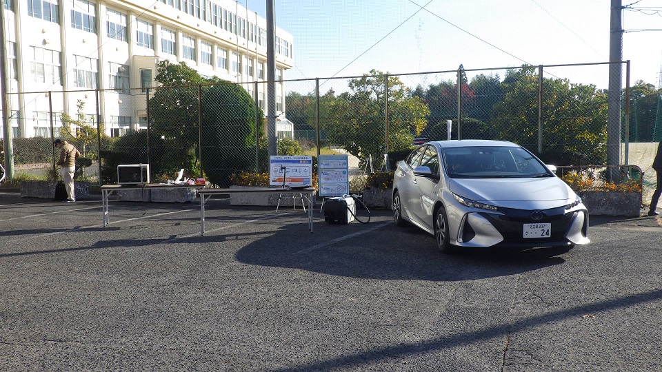 愛知県環境局地球温暖化対策課による電動車の展示（日進東中学校）