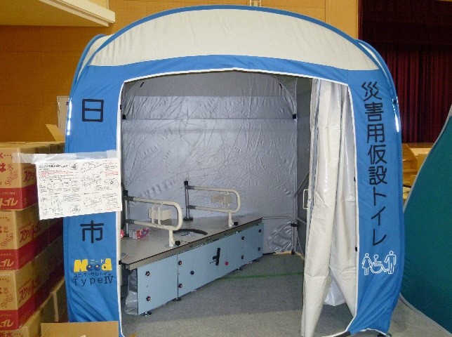 避難所開設運営訓練・車椅子対応トイレ組み立て実演