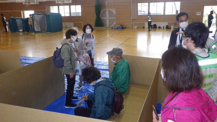 段ボール間仕切りを使用した居住スペースの体験（北小学校）