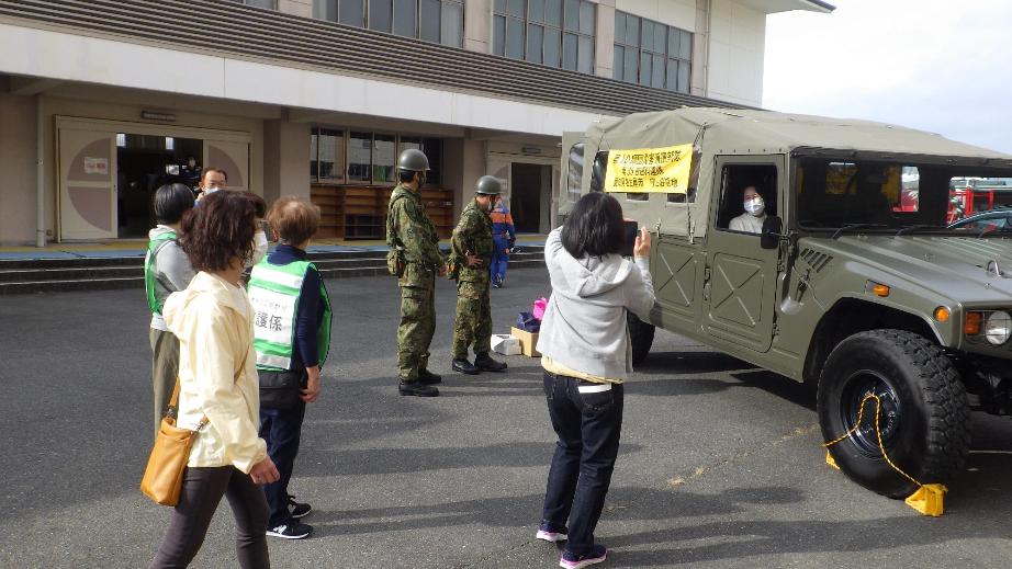 自衛隊による車両展示（日進中学校）