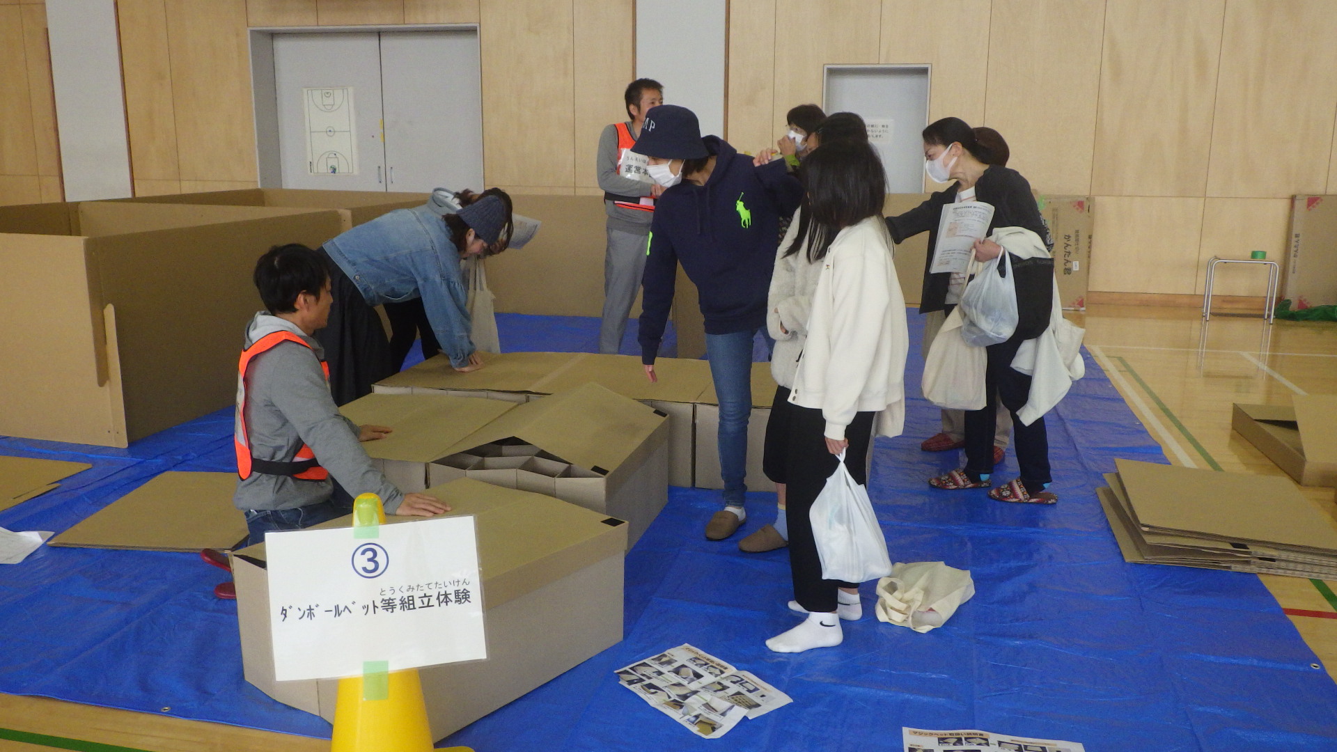 段ボール間仕切りを使用した居住スペースの体験（竹の山小学校・北中学校）