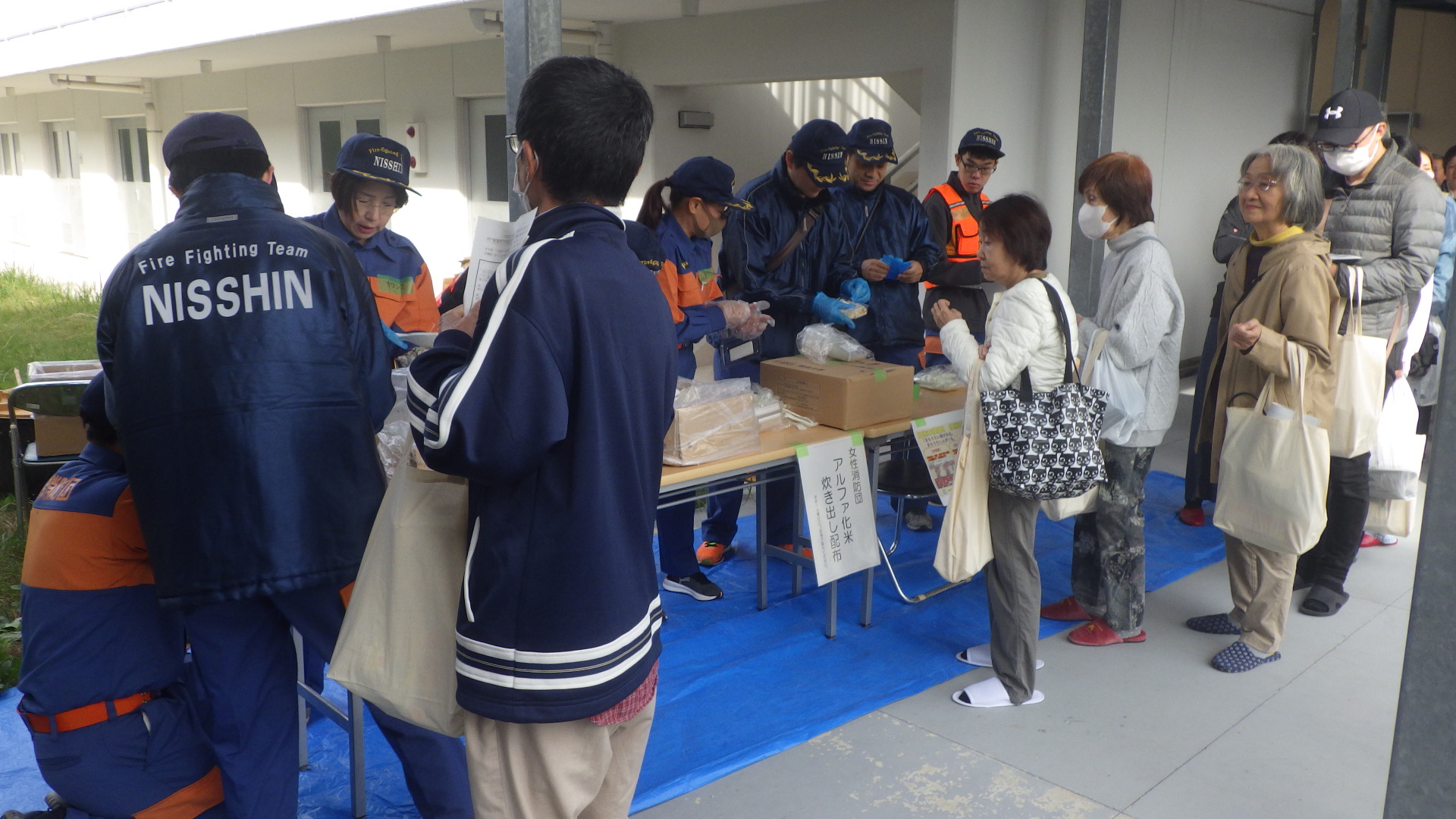 女性消防団員による防災食炊き出し訓練（竹の山小学校・北中学校）