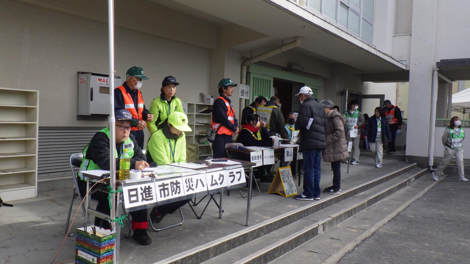 日進市防災ハムクラブによる無線訓練（南小学校）