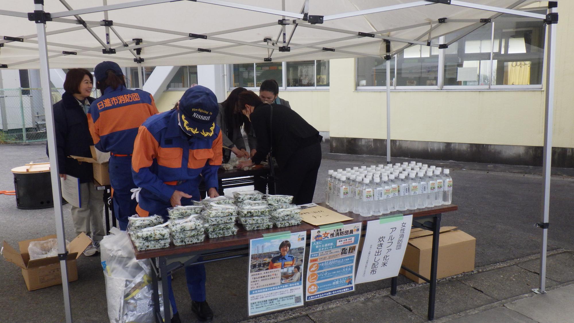 女性消防団員による防災食炊き出し訓練（南小学校）