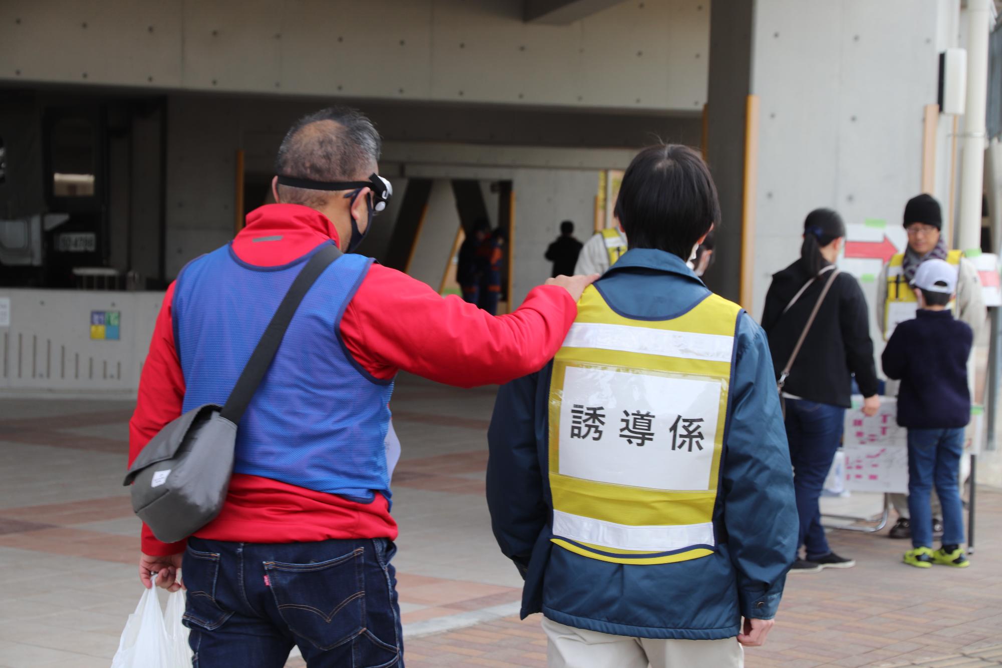 誘導係（赤池小学校）