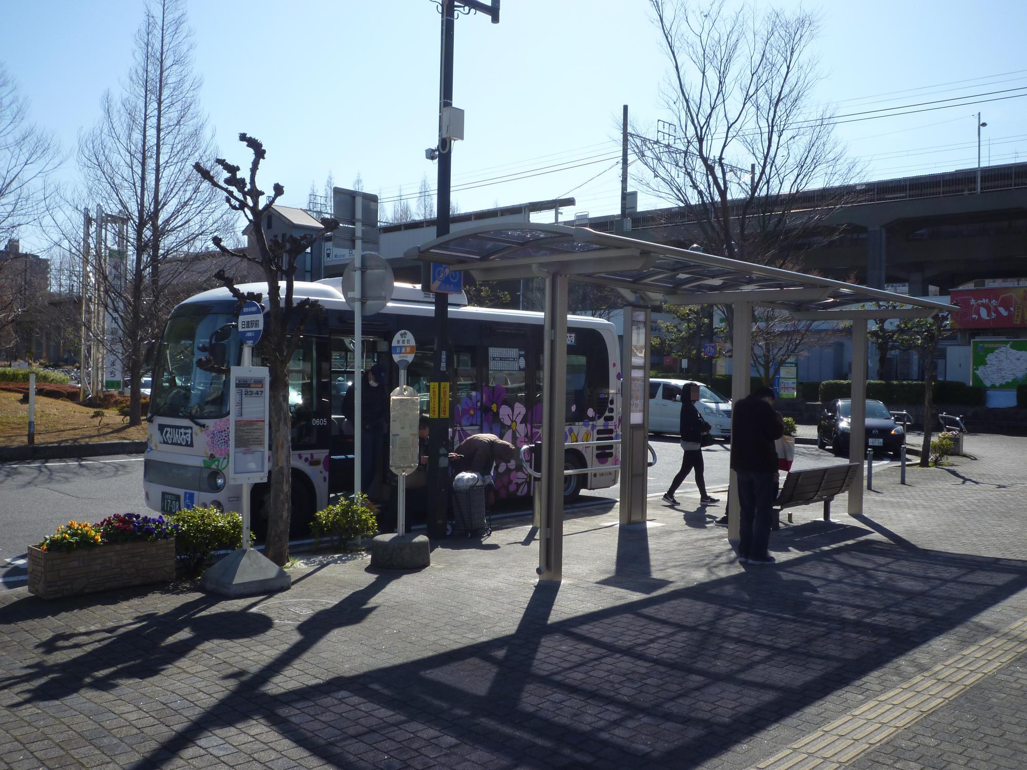 日進駅バス停の様子2