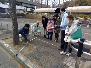 障害者福祉支援団体ハッピーマップとの打ち合わせで現地で位置確認を行っている写真