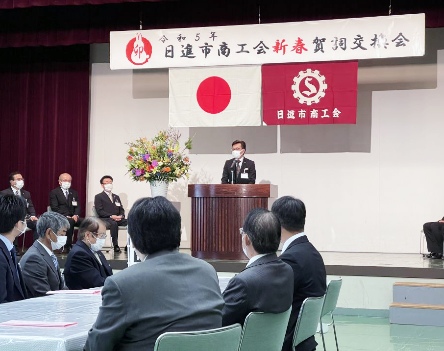 日進市商工会賀詞交歓会であいさつをする近藤市長