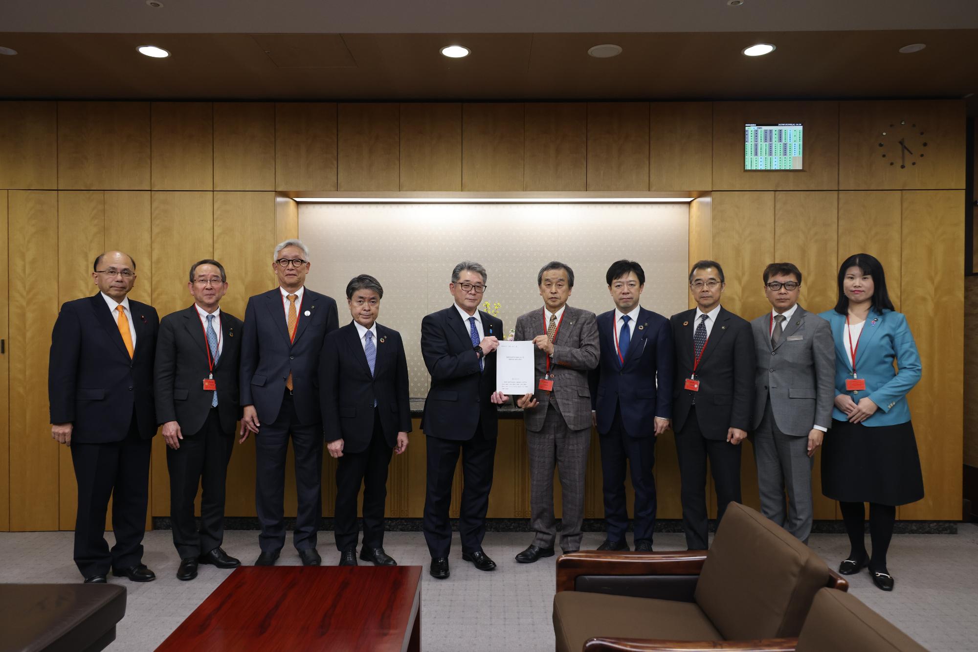 20250129_総務副大臣に要望書を手交する不交付団体市長ら
