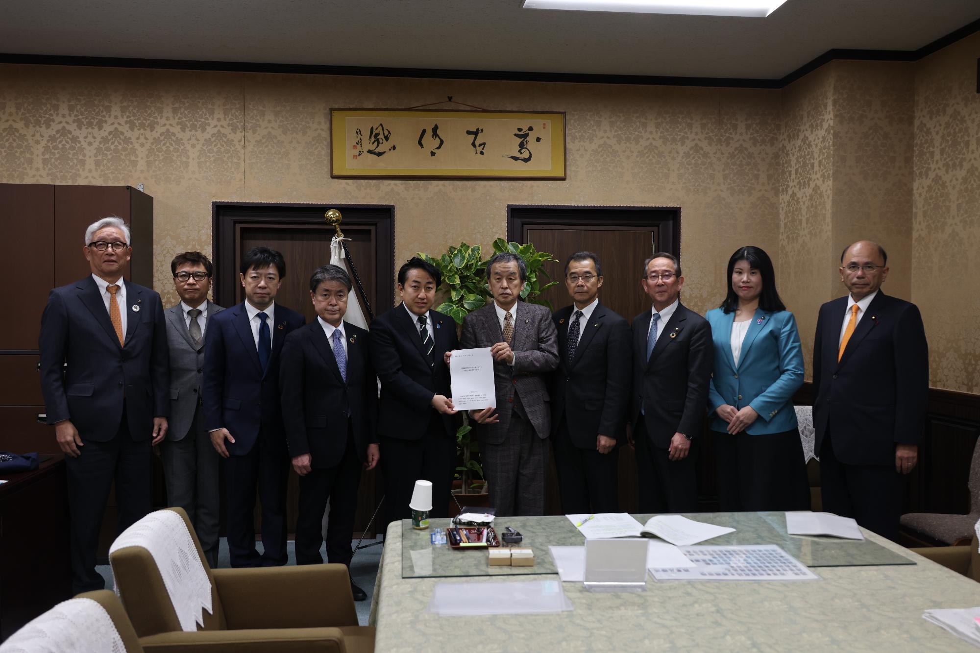 20250129_財務副大臣に要望書を手交する不交付団体市長ら